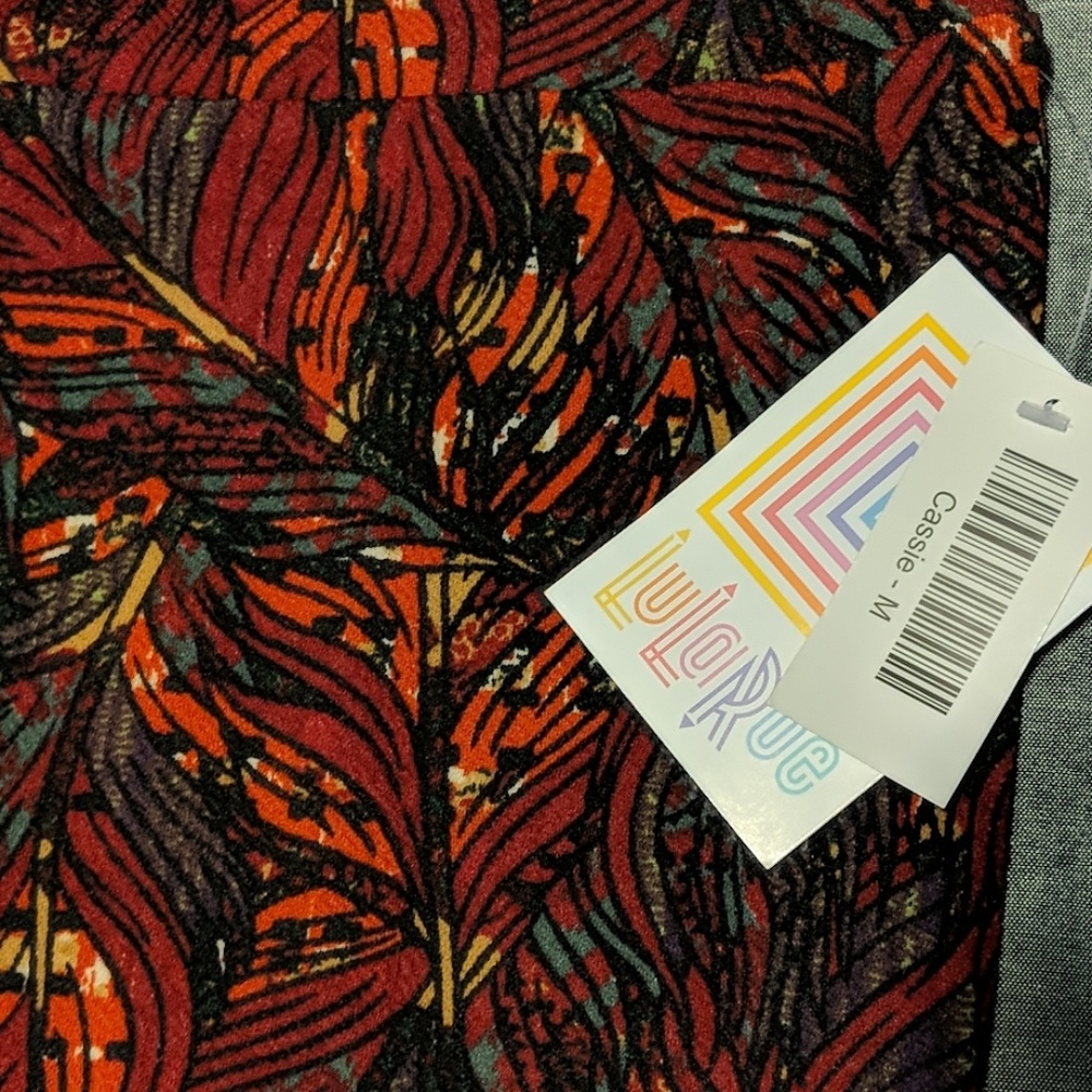 🏷️NWT LuLaRoe Cassie Size Medium Feather pattern - Picture 2 of 3